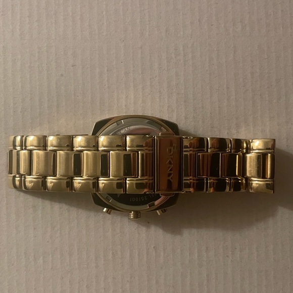 DKNY watch - Picture 3 of 5